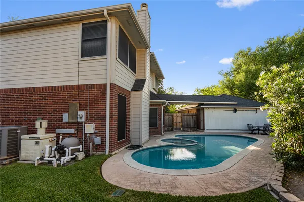 a view of a house with backyard