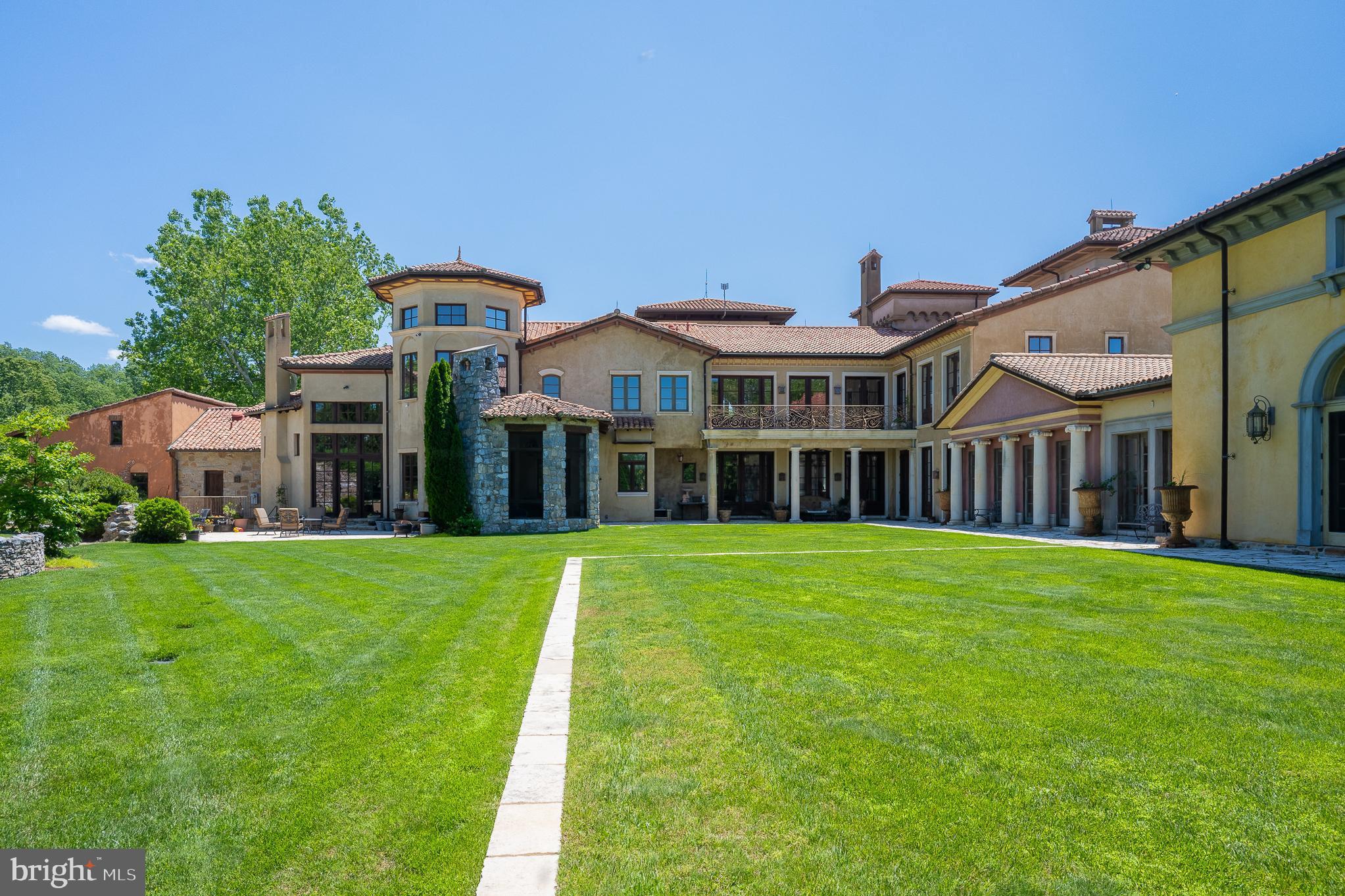 13320 Signal Tree Lane Potomac, MD 20854 - Photo 26 of 143 Grand outdoor-Indoor living or entertaining