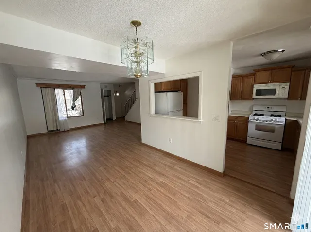 $2,500 | 155 Cottonwood Road, Unit 155, Newington, CT 06111