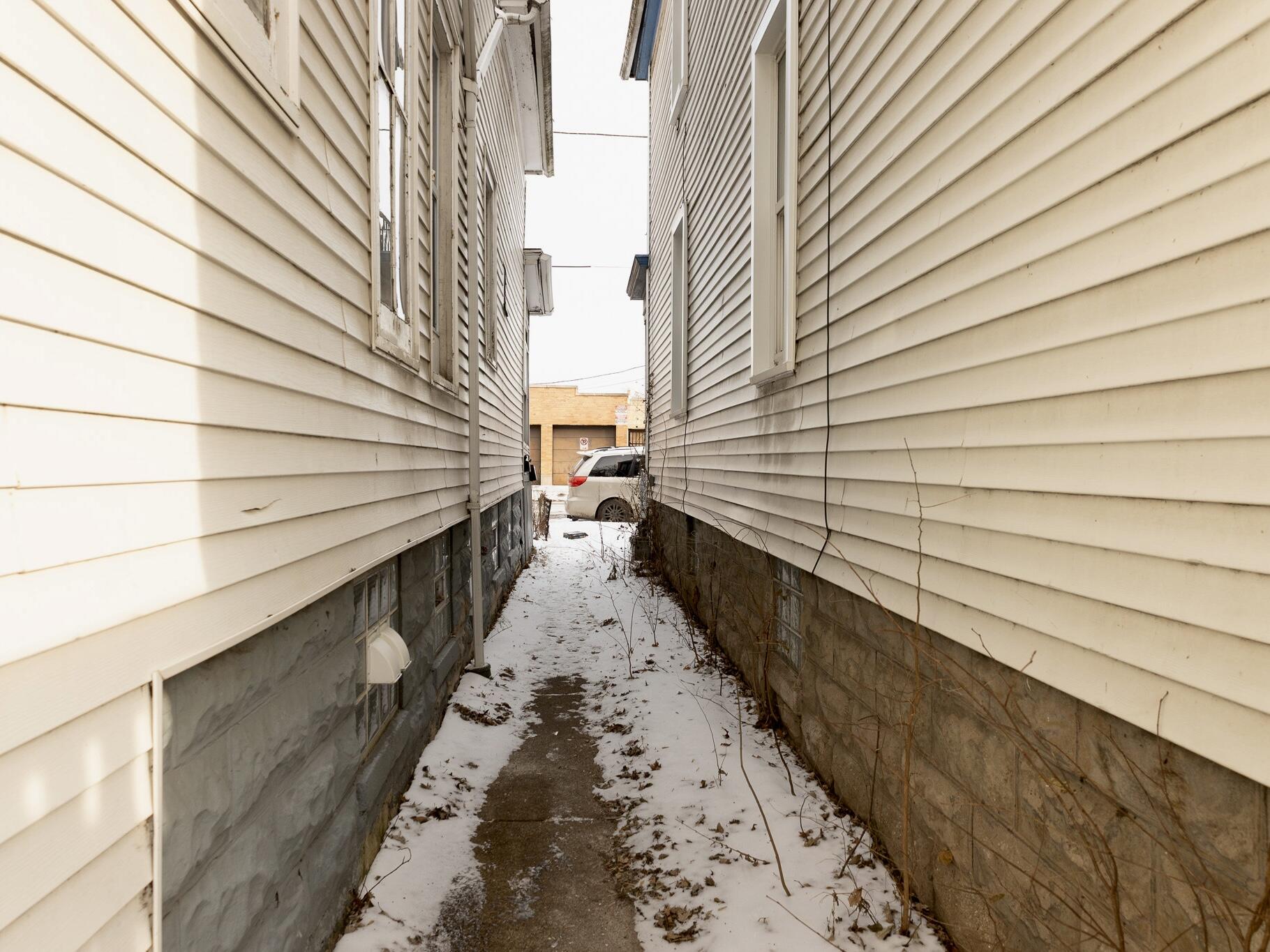 2133 South 20th Street Milwaukee, WI 53215 - Photo 4 of 10 Sidewalk