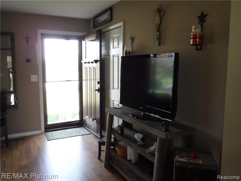 1469 North Van Vleet Road Flushing, MI 48433 - Photo 2 of 25 DSCF0019.JPG