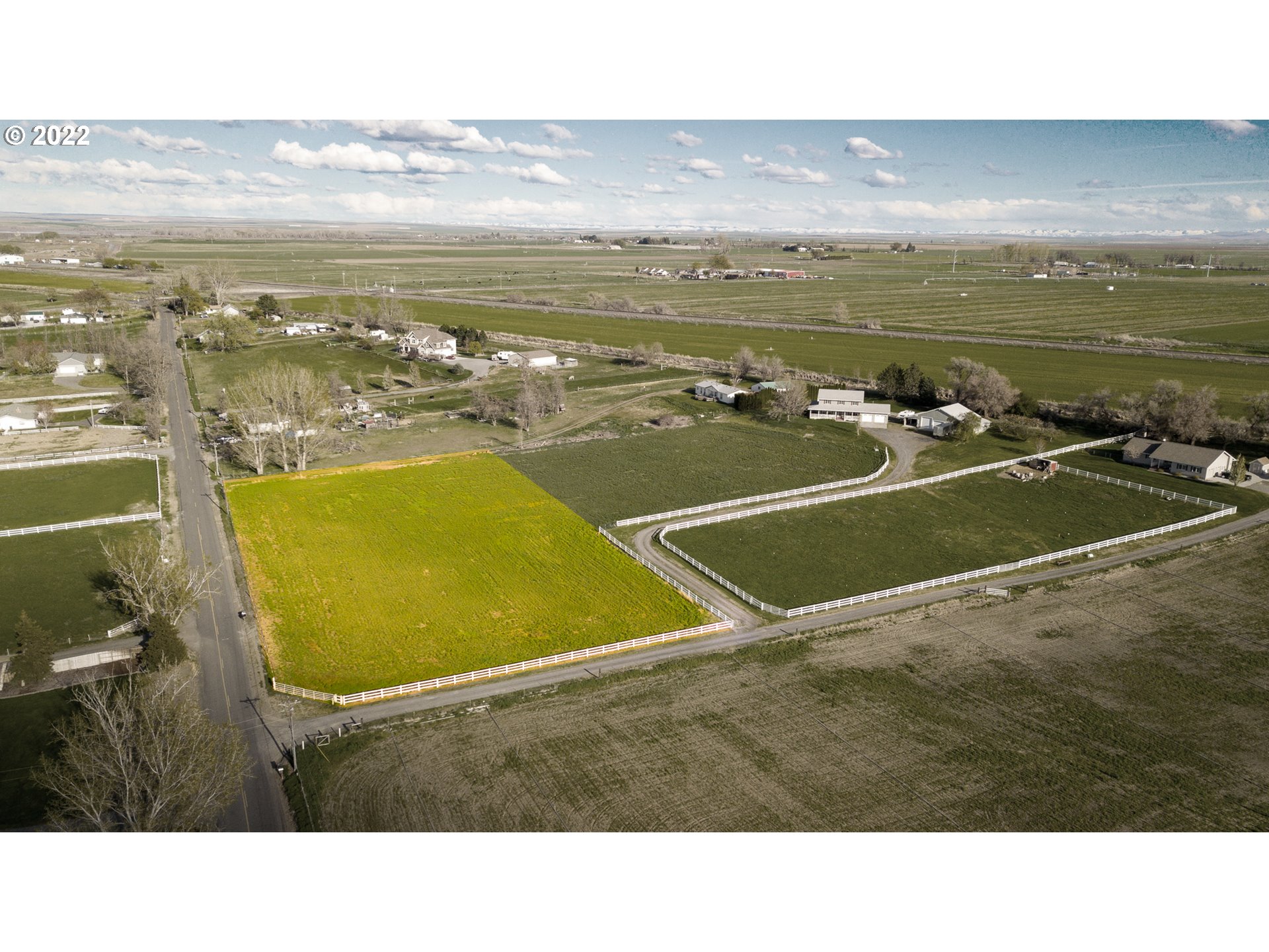 0 Baxter Road Hermiston, OR 97838 - Photo 2 of 3 a view of an outdoor space and city view