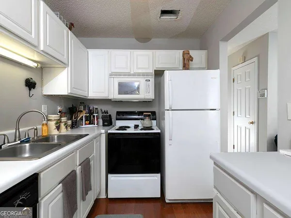 $210,000 | 253 Gallant Court Southeast, Unit 17, Mableton, GA 30126