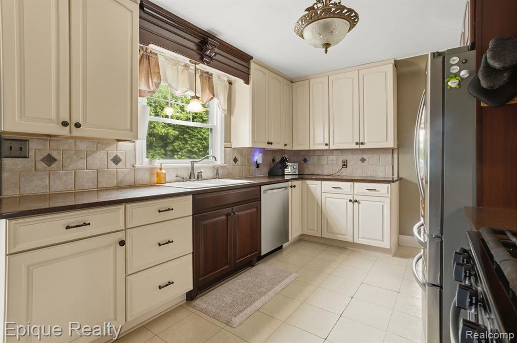 608 South Main Street Capac, MI 48014 - Photo 7 of 25