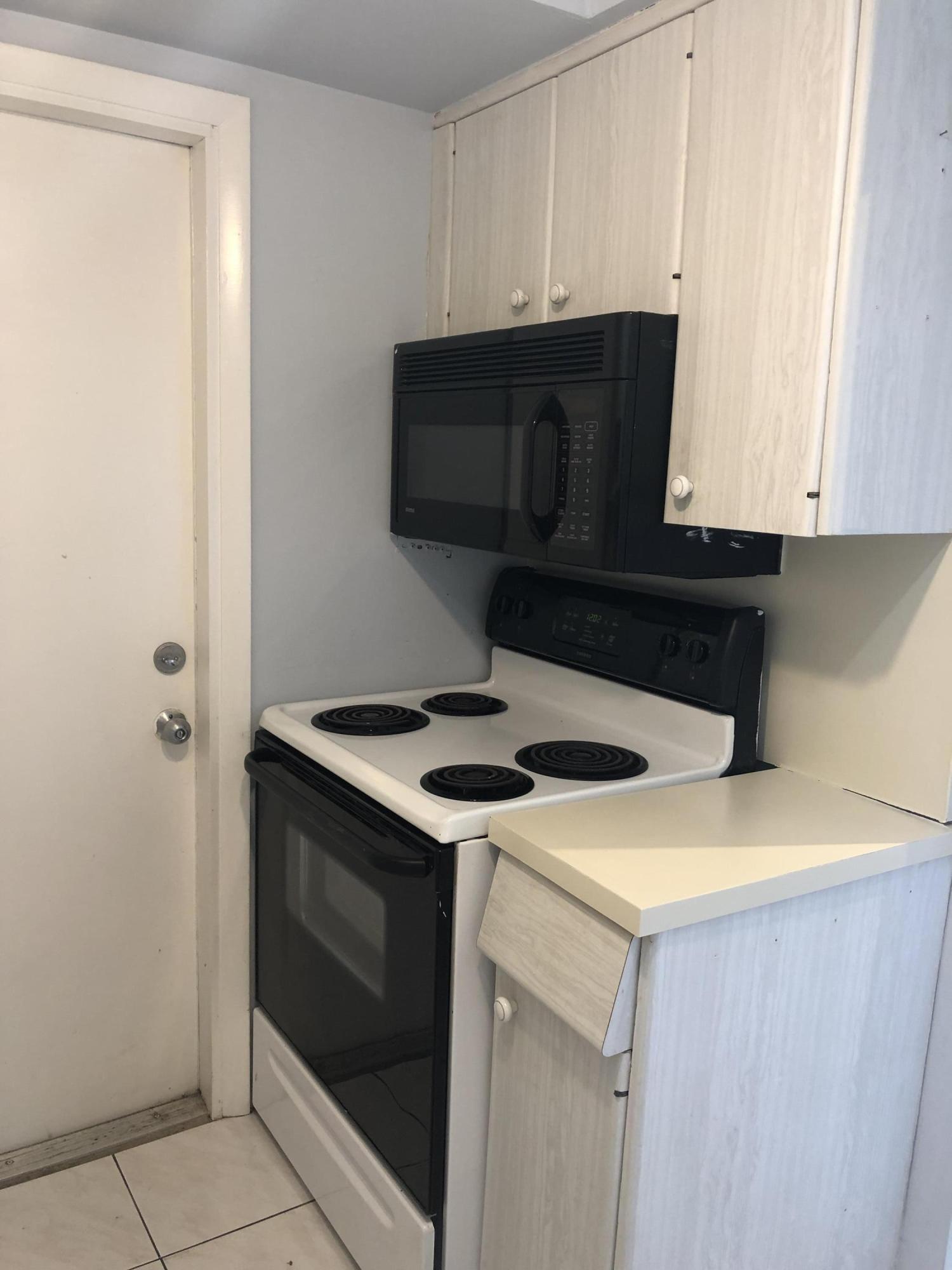 698 Northeast Spanish River Boulevard, Unit 160 Boca Raton, FL 33431 - Photo 13 of 28 Kitchen