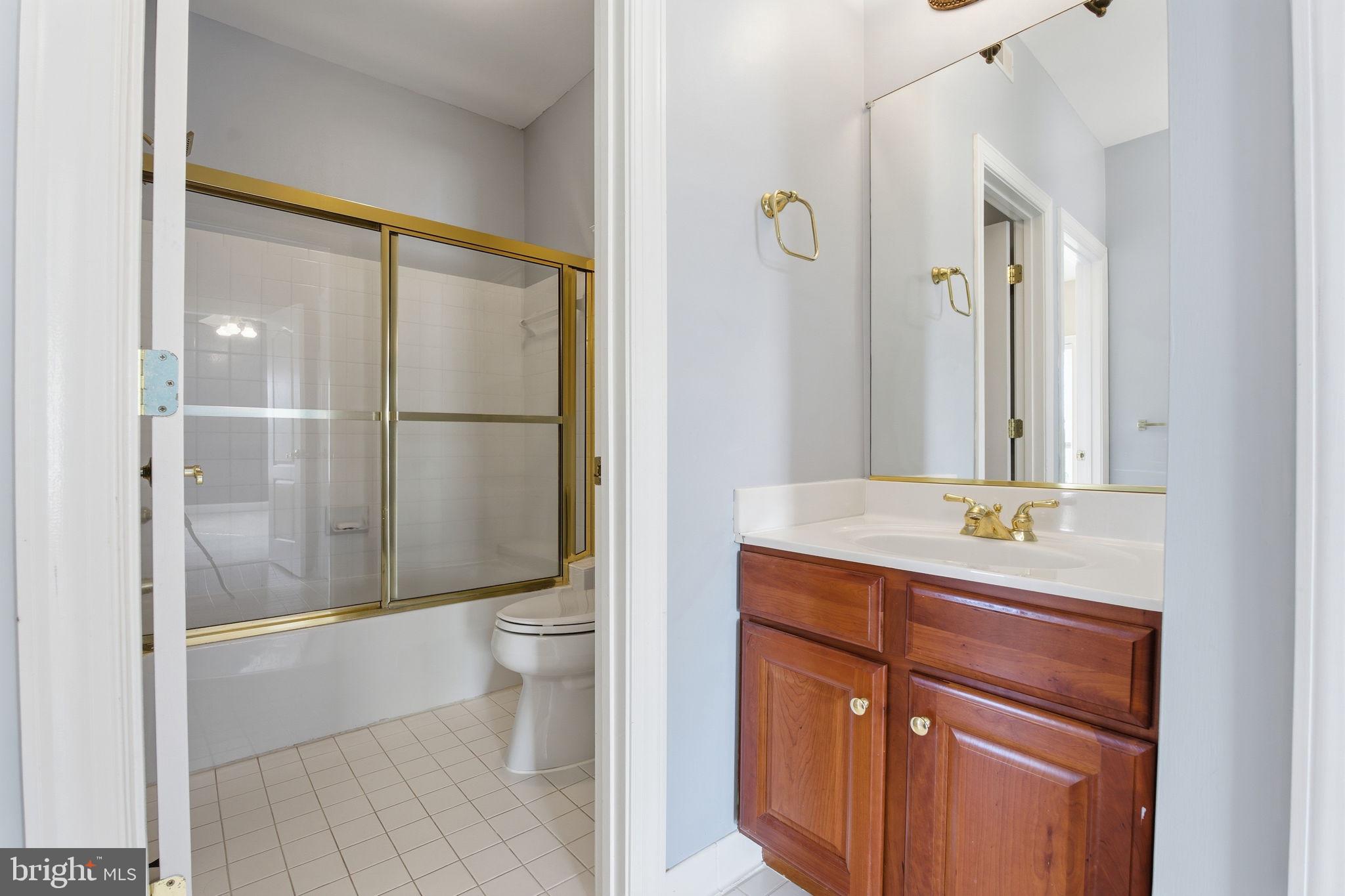 4004 Manor Oaks Road Phoenix, MD 21131 - Photo 25 of 52 Bathroom 1 (attached to Bedroom 1)