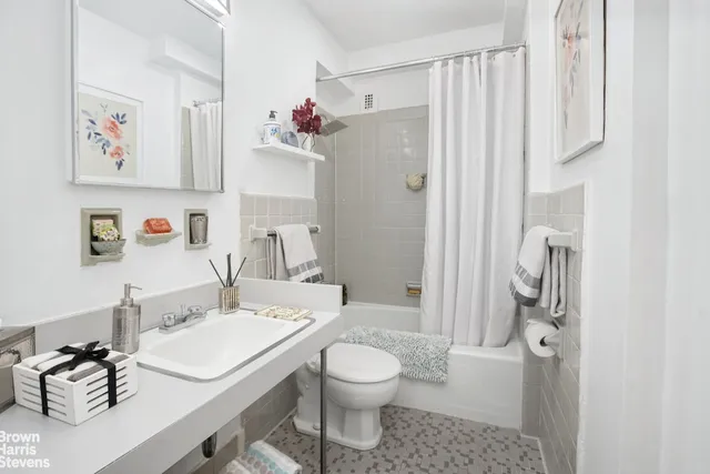 $599,000 | 77 West 55th Street, Unit 9K | Midtown Central