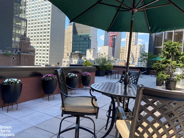 $599,000 | 77 West 55th Street, Unit 9K | Midtown Central