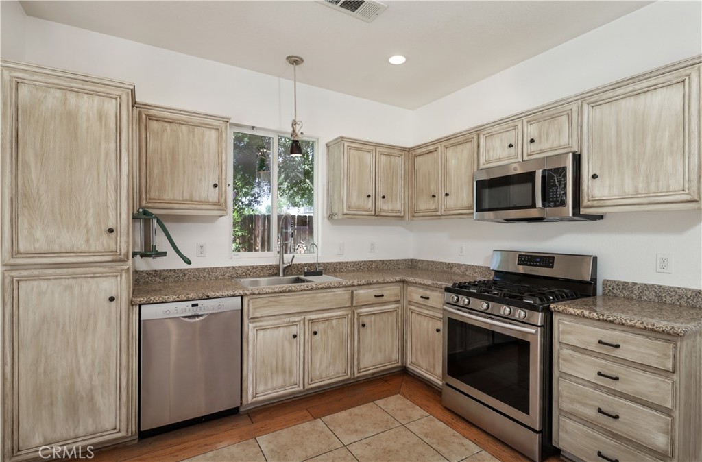 110 Clearview Court Tehachapi, CA 93561 - Photo 40 of 49 KITCHEN
