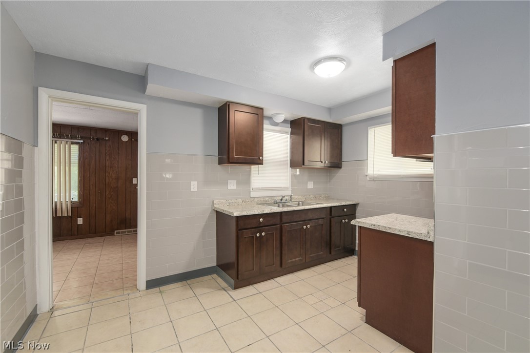 3921 Delmore Road Cleveland Heights, OH 44121 - Photo 15 of 35