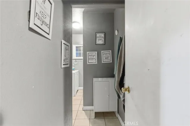 a view of livingroom with furniture