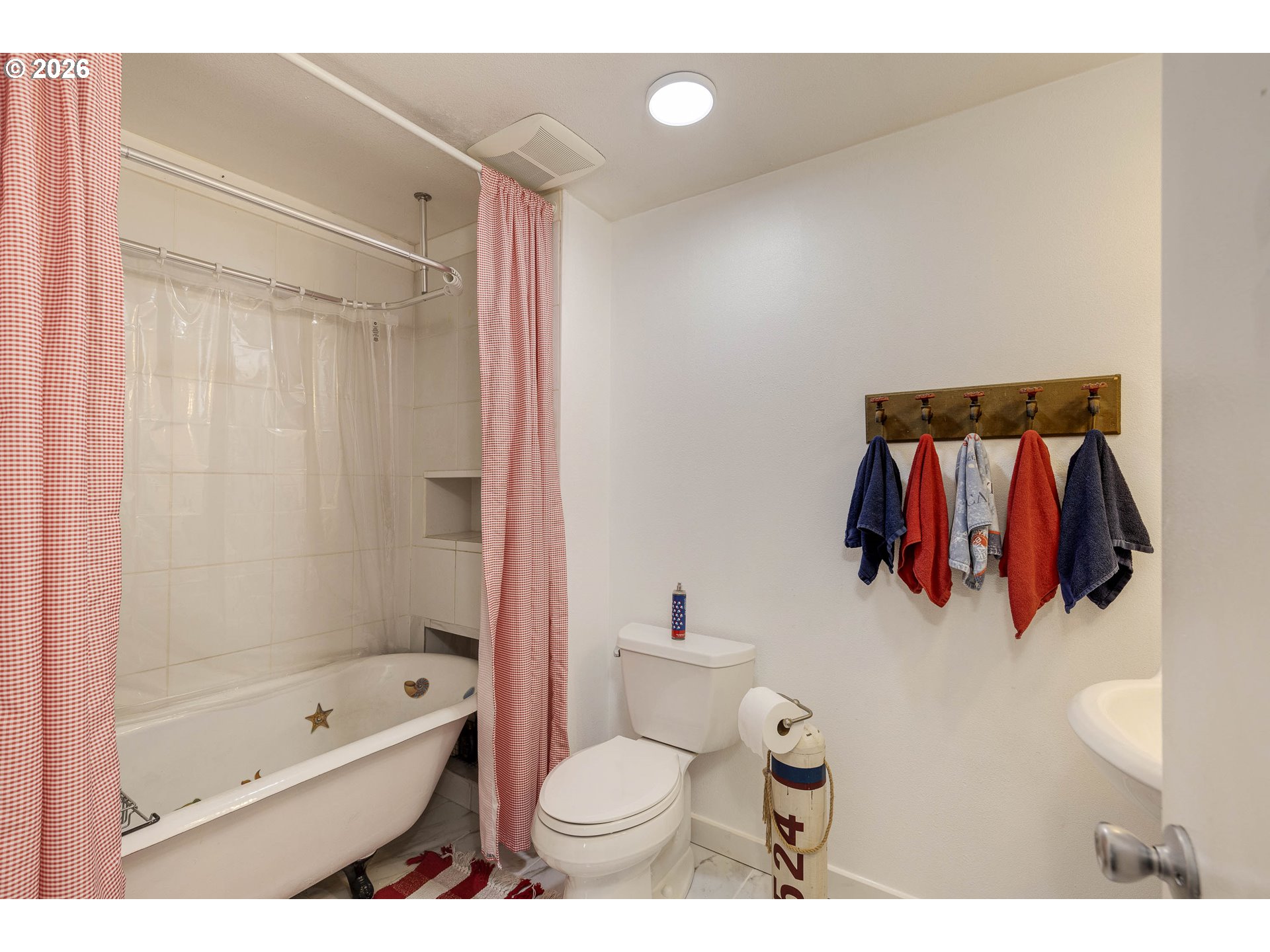 18430 Southwest Broad Oak Boulevard Aloha, OR 97007 - Photo 15 of 32 a bathroom with a toilet sink and shower