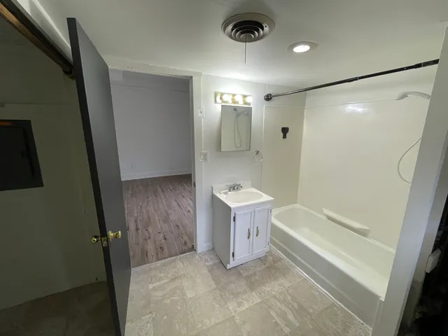 $1,250 | 4 Elm Avenue, Unit 3/4, Norwich, CT 06360