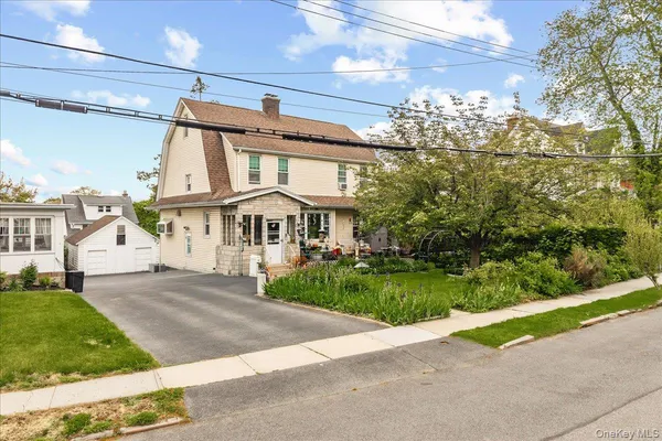 $799,000 | 27 Faneuil Place, New Rochelle, NY 10801