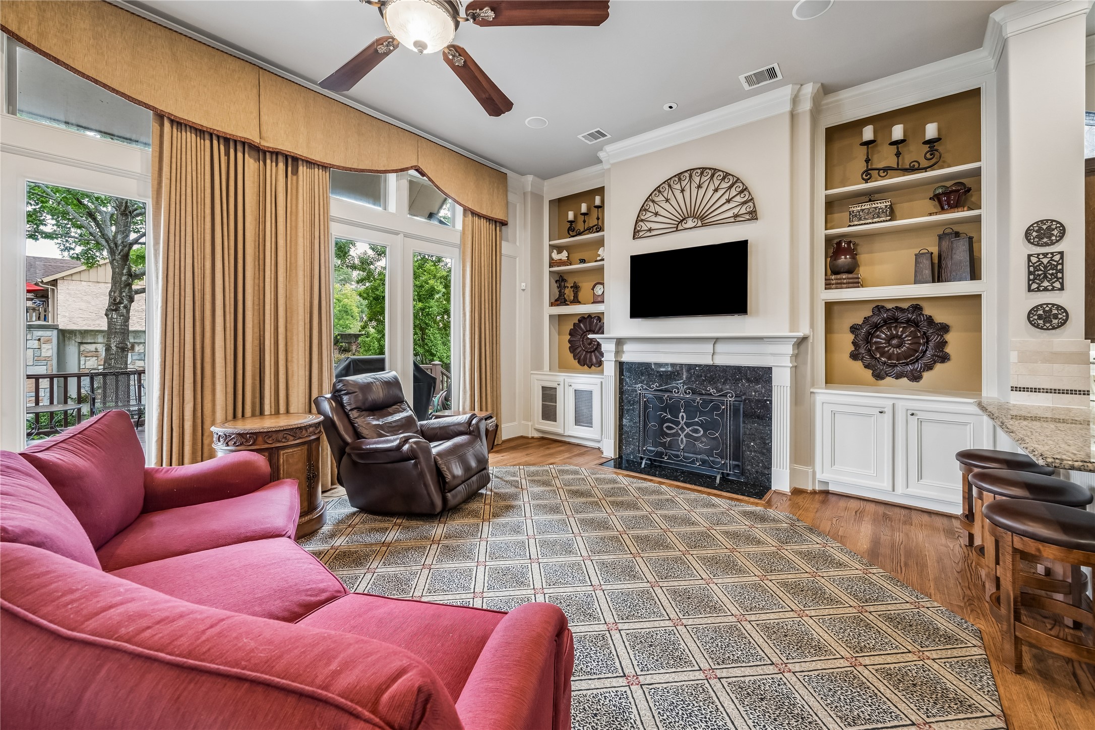 907 Queen Annes Road Houston, TX 77024 - Photo 6 of 31 Living area shown without virtual staging.