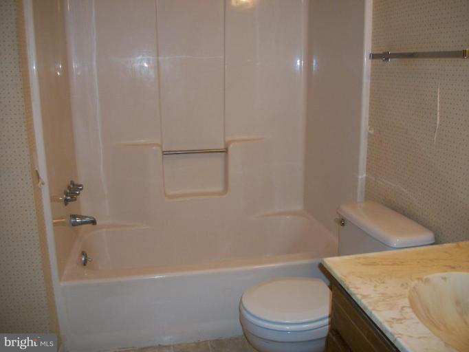 515521 Ridge Avenue Hagerstown, MD 21740 - Photo 3 of 4 Apartment Bath