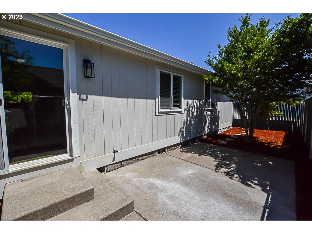 5332 Bridgewater Drive Eugene, OR 97402 - Photo 27 of 28 a view of a backyard