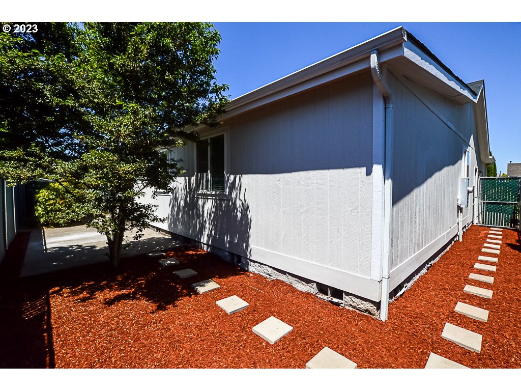 5332 Bridgewater Drive Eugene, OR 97402 - Photo 28 of 28 a backyard of a house