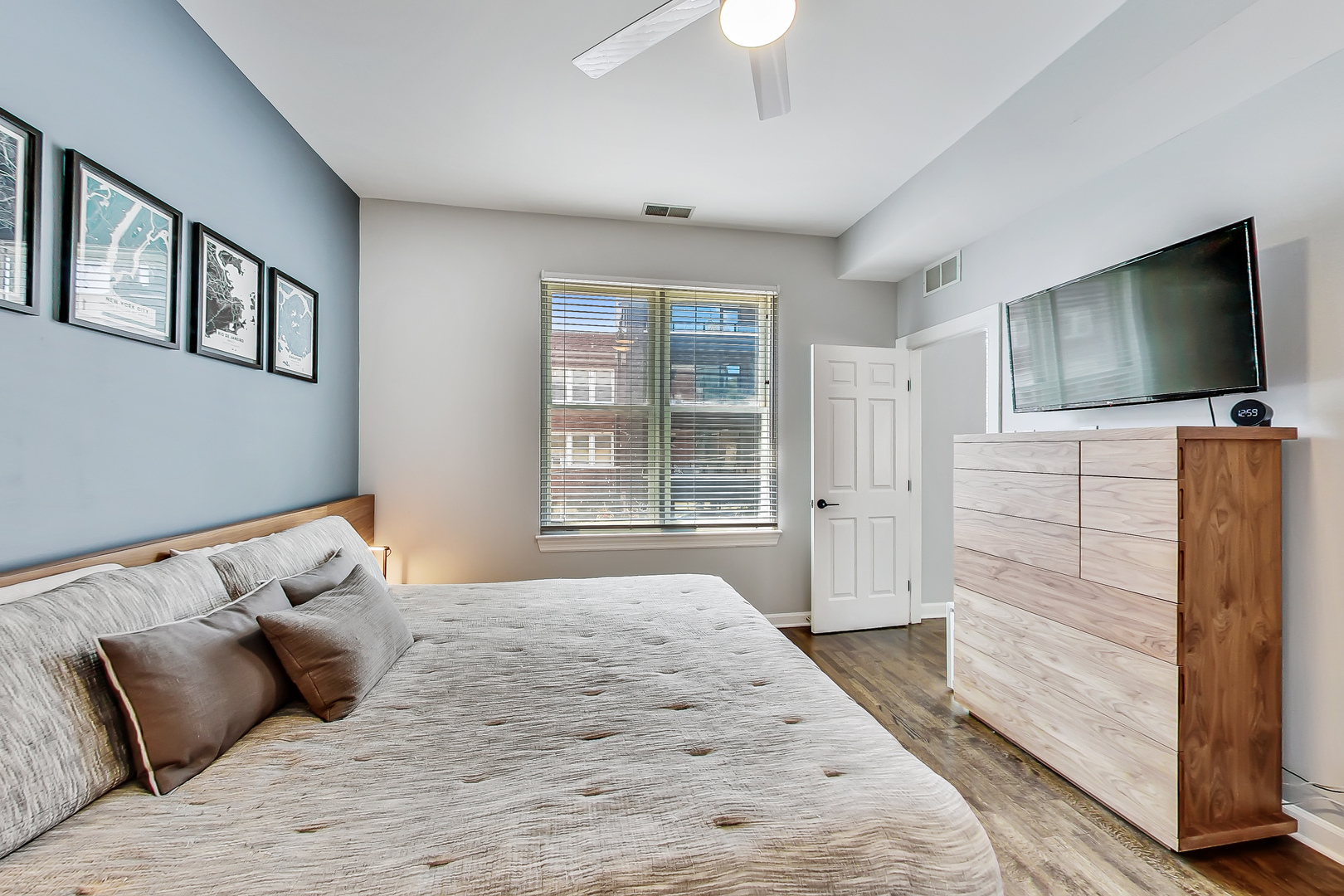 845 West Altgeld Street, Unit 2A Chicago, IL 60614 - Photo 13 of 24 a bedroom with a bed and a flat screen tv