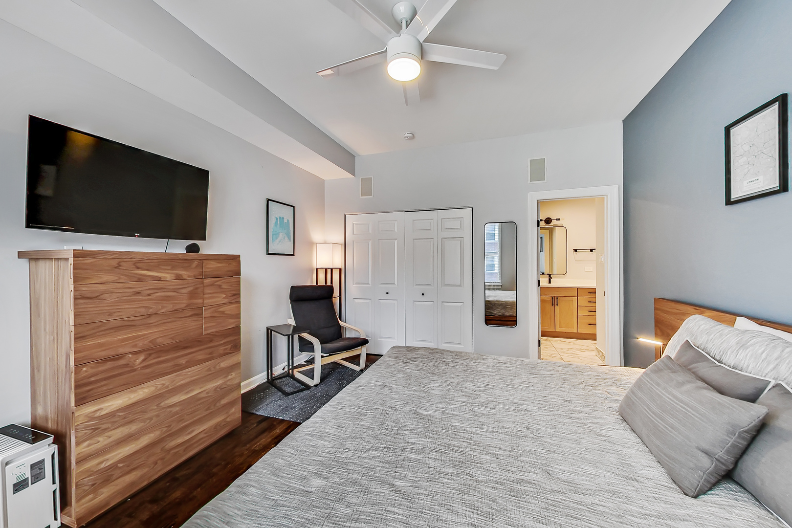 845 West Altgeld Street, Unit 2A Chicago, IL 60614 - Photo 15 of 24 a view of a livingroom with furniture and a flat screen tv