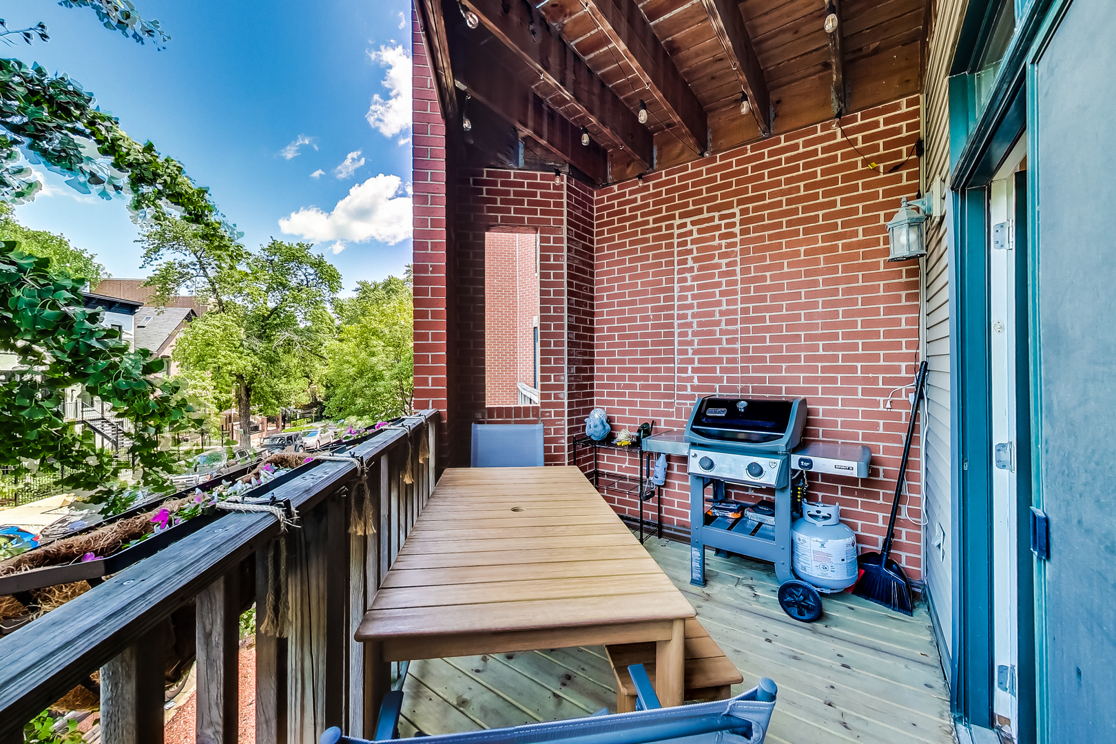 845 West Altgeld Street, Unit 2A Chicago, IL 60614 - Photo 22 of 24 a outdoor space with the couches and dining table