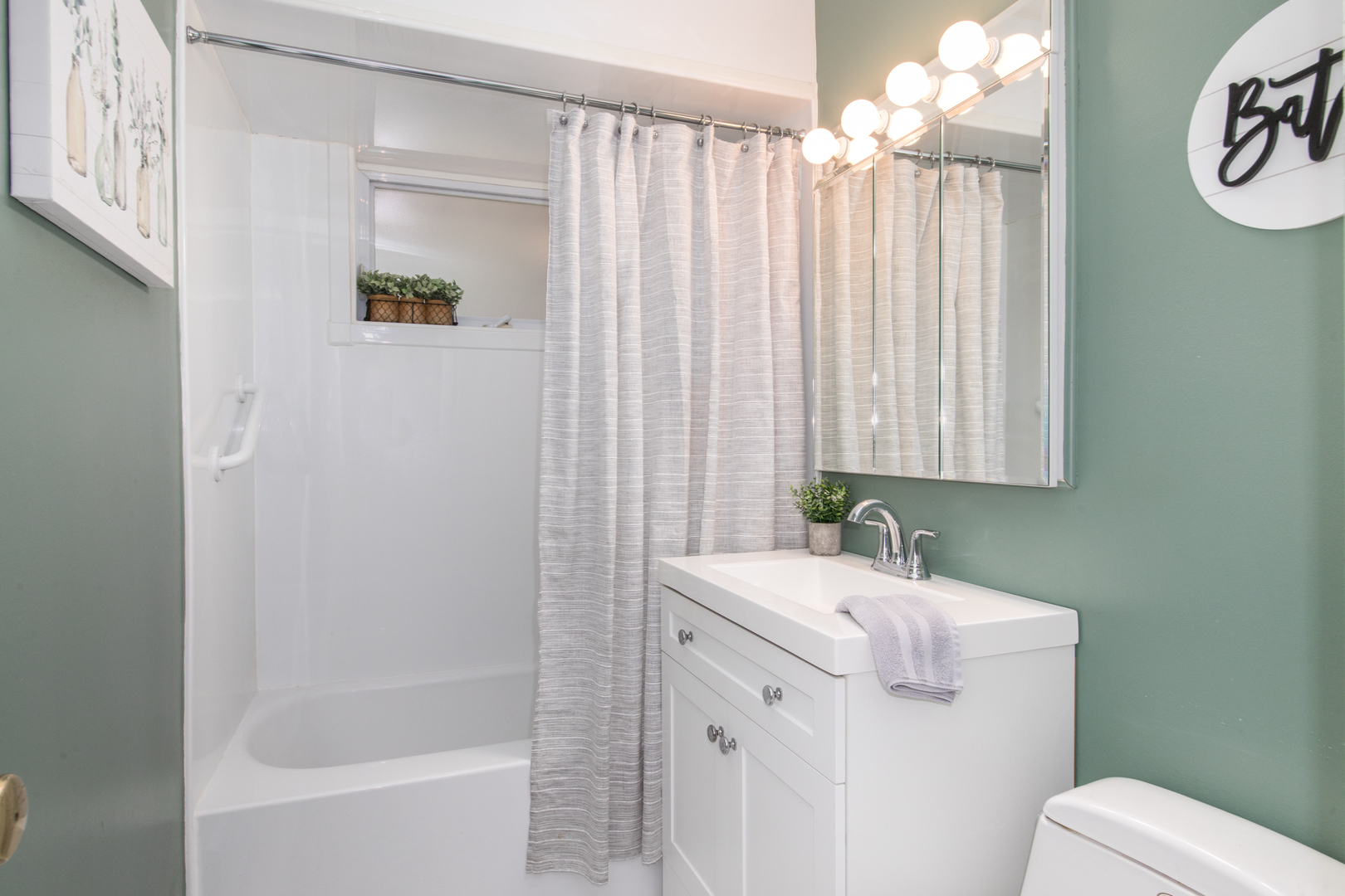 740 North Dee Road Park Ridge, IL 60068 - Photo 13 of 22 a bathroom with a sink a toilet and shower