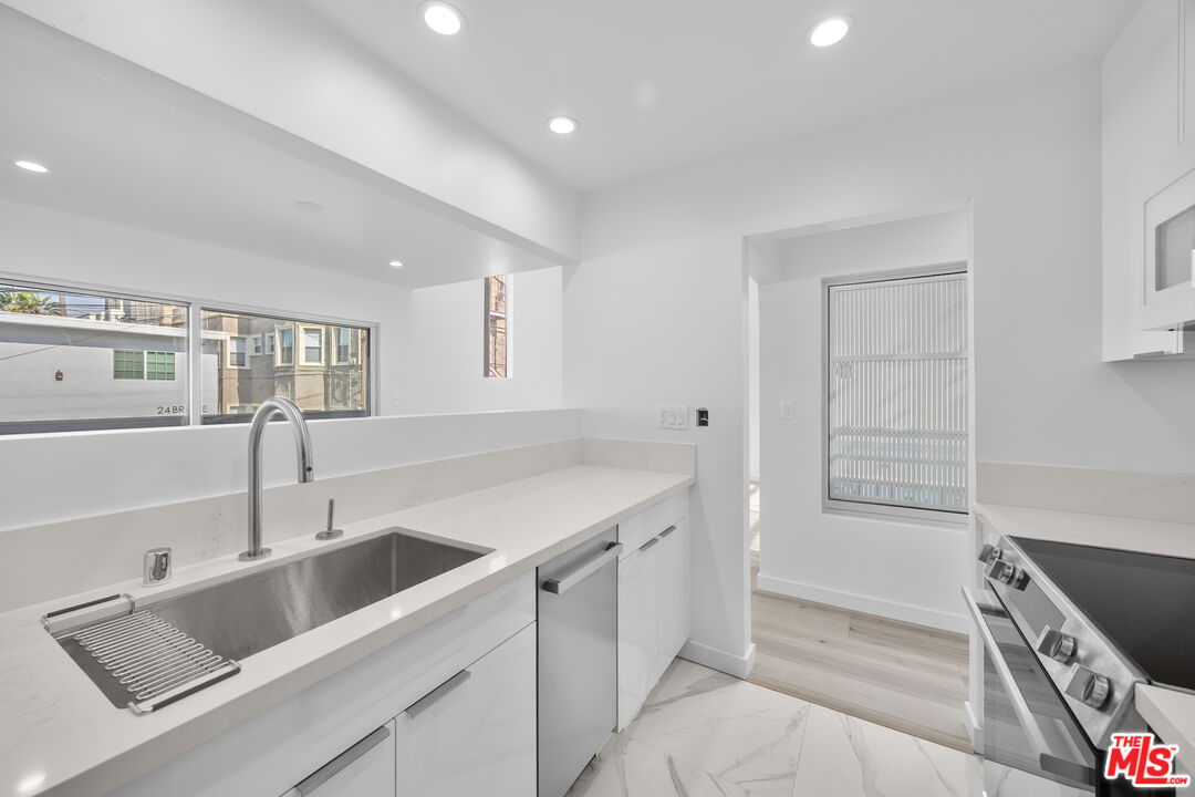 21 1/2 Wavecrest Avenue Venice, CA 90291 - Photo 15 of 29 a kitchen that has a sink and a stove in it