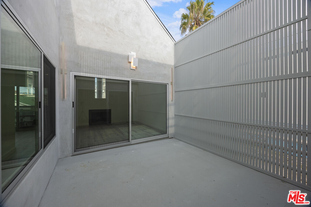 21 1/2 Wavecrest Avenue Venice, CA 90291 - Photo 18 of 29 a view of a bathroom