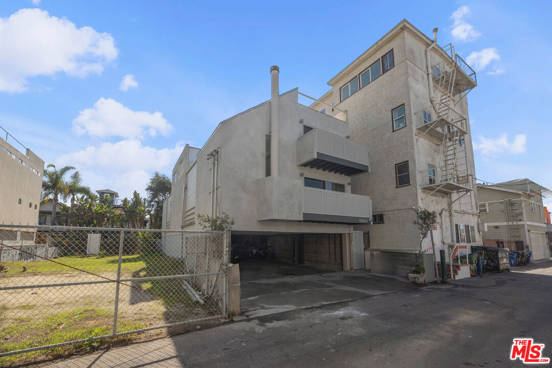 21 1/2 Wavecrest Avenue Venice, CA 90291 - Photo 26 of 29 a view of a street with a building in the background