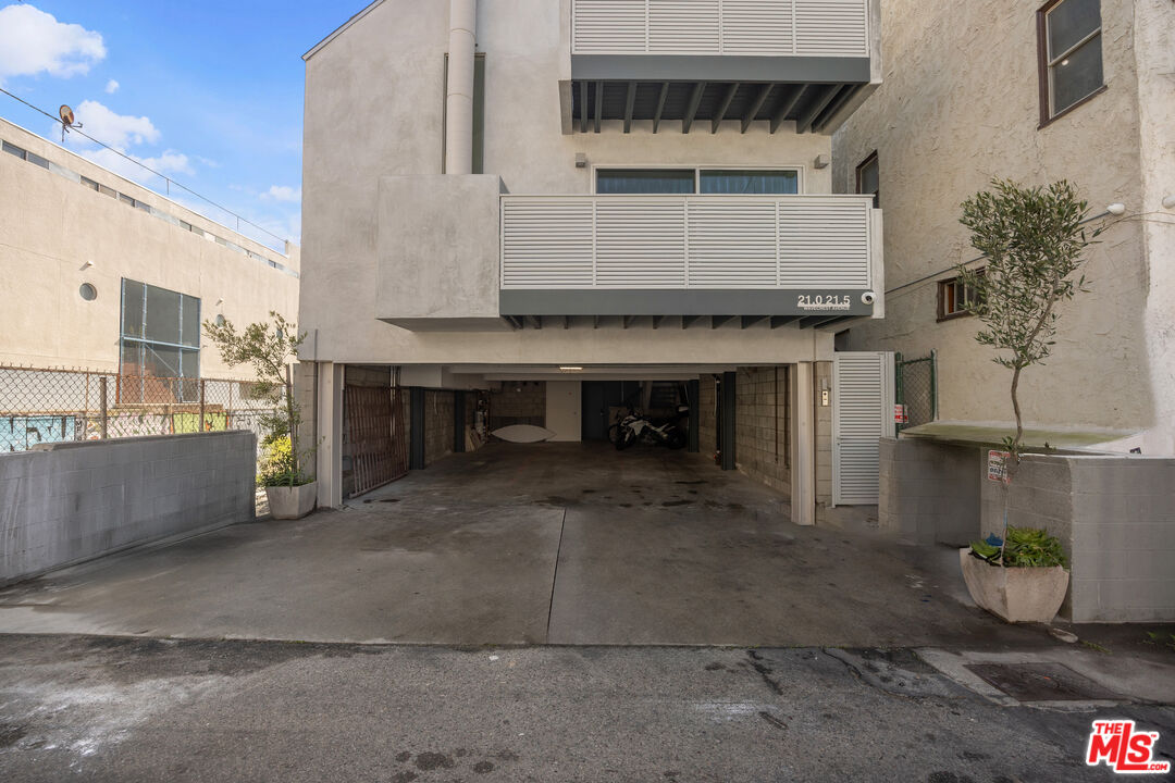 21 1/2 Wavecrest Avenue Venice, CA 90291 - Photo 27 of 29 a view of a house with a sink