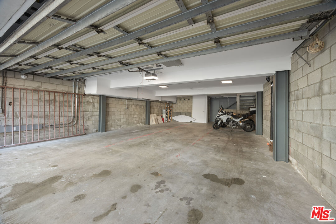 21 1/2 Wavecrest Avenue Venice, CA 90291 - Photo 28 of 29 a view of a garage