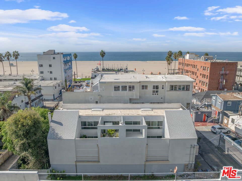 21 1/2 Wavecrest Avenue Venice, CA 90291 - Photo 6 of 29 a view of a building with outdoor space