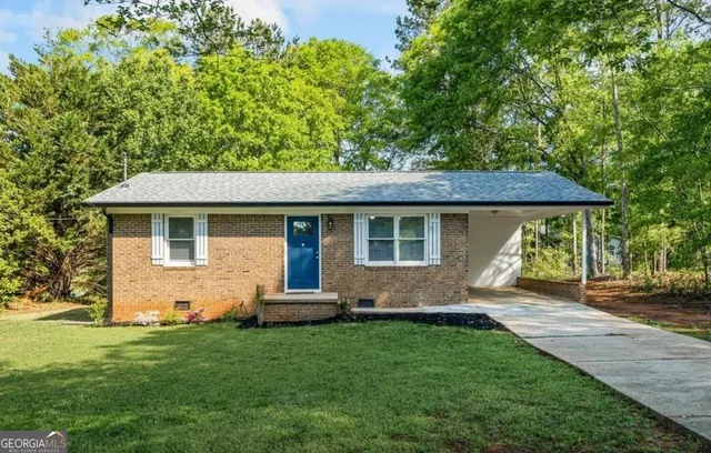 a view of a house with a yard