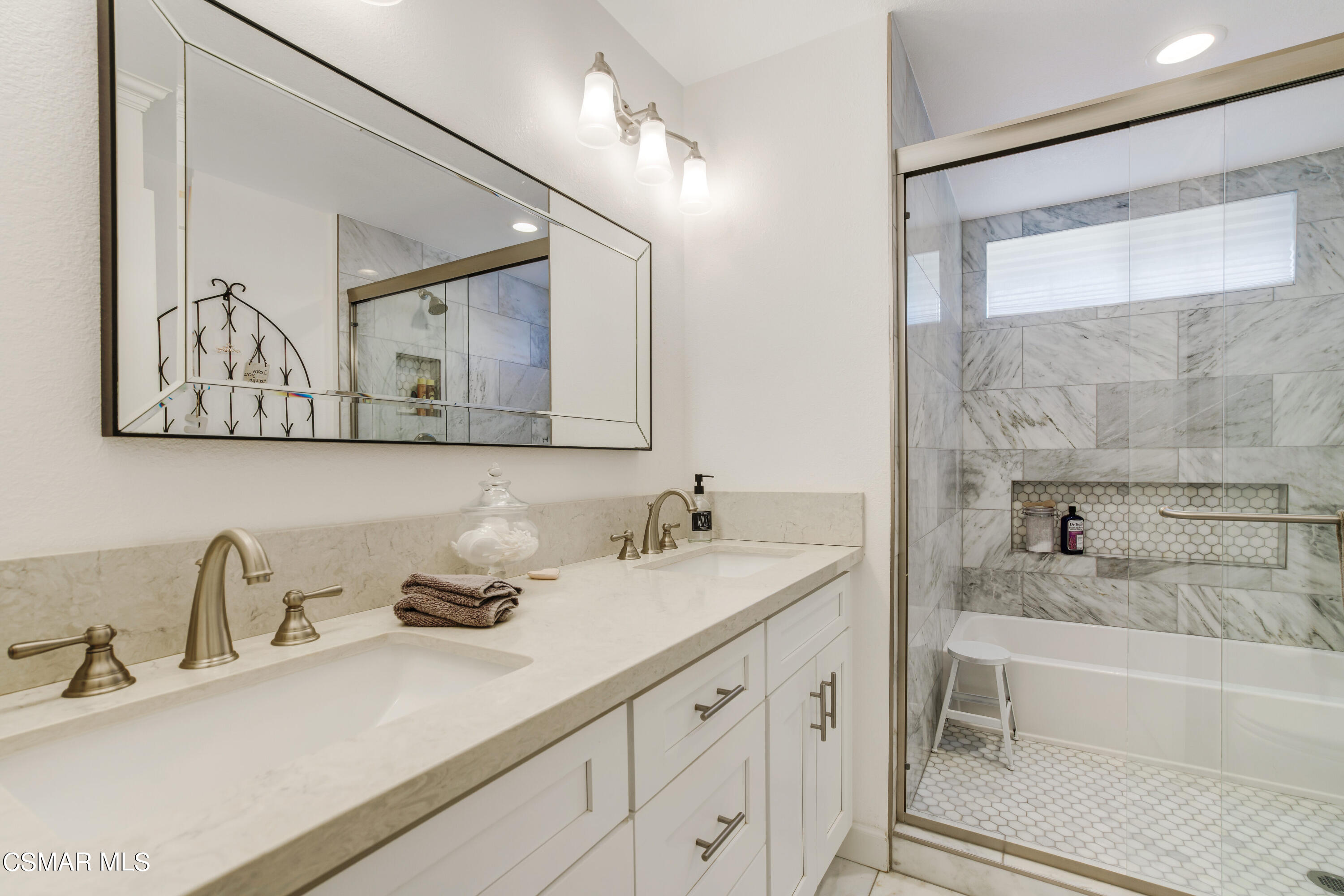 1948 Rory Lane, Unit 4 Simi Valley, CA 93063 - Photo 16 of 23 a bathroom with a sink and a bathtub