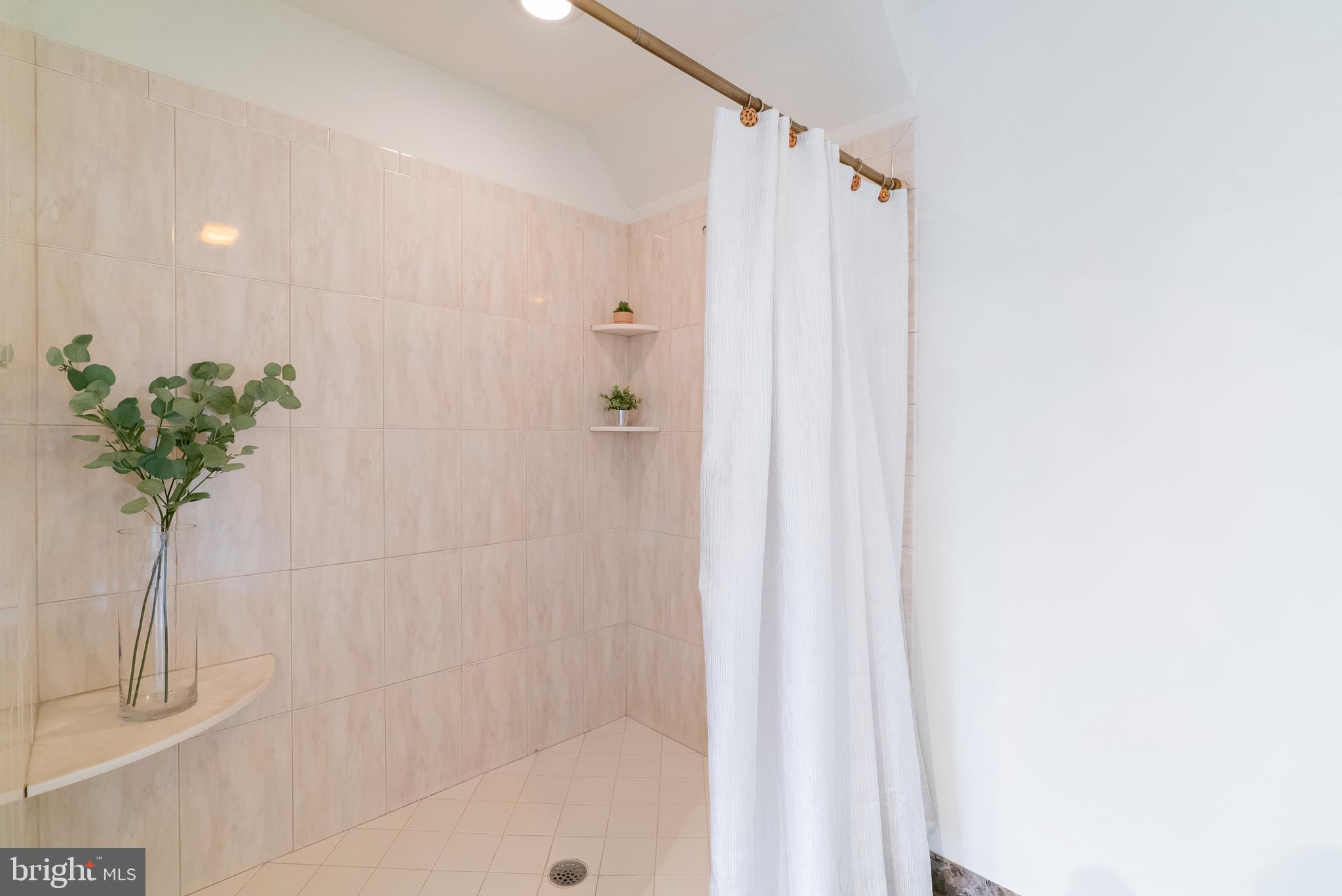 1520 Penllyn Blue Bell Pike Blue Bell, PA 19422 - Photo 36 of 56 Primary Bedroom Ensuite