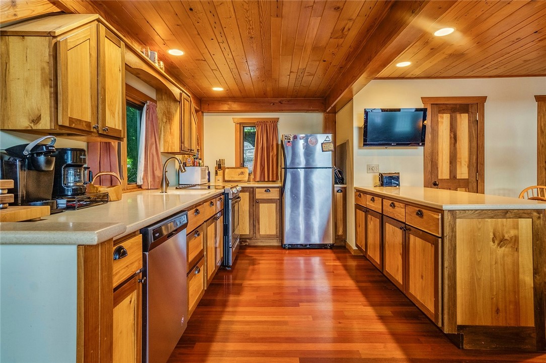 669 East Lake Road Barrington, NY 14527 - Photo 11 of 42