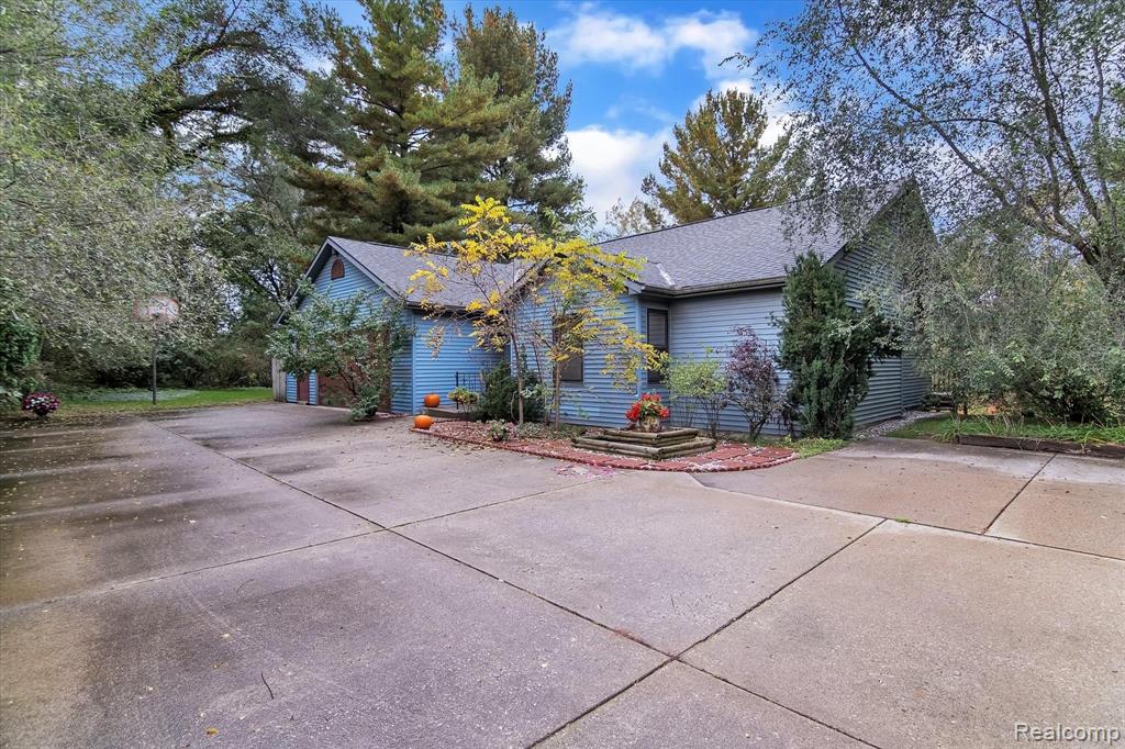 10419 Maple Road Hartland, MI 48353 - Photo 2 of 37