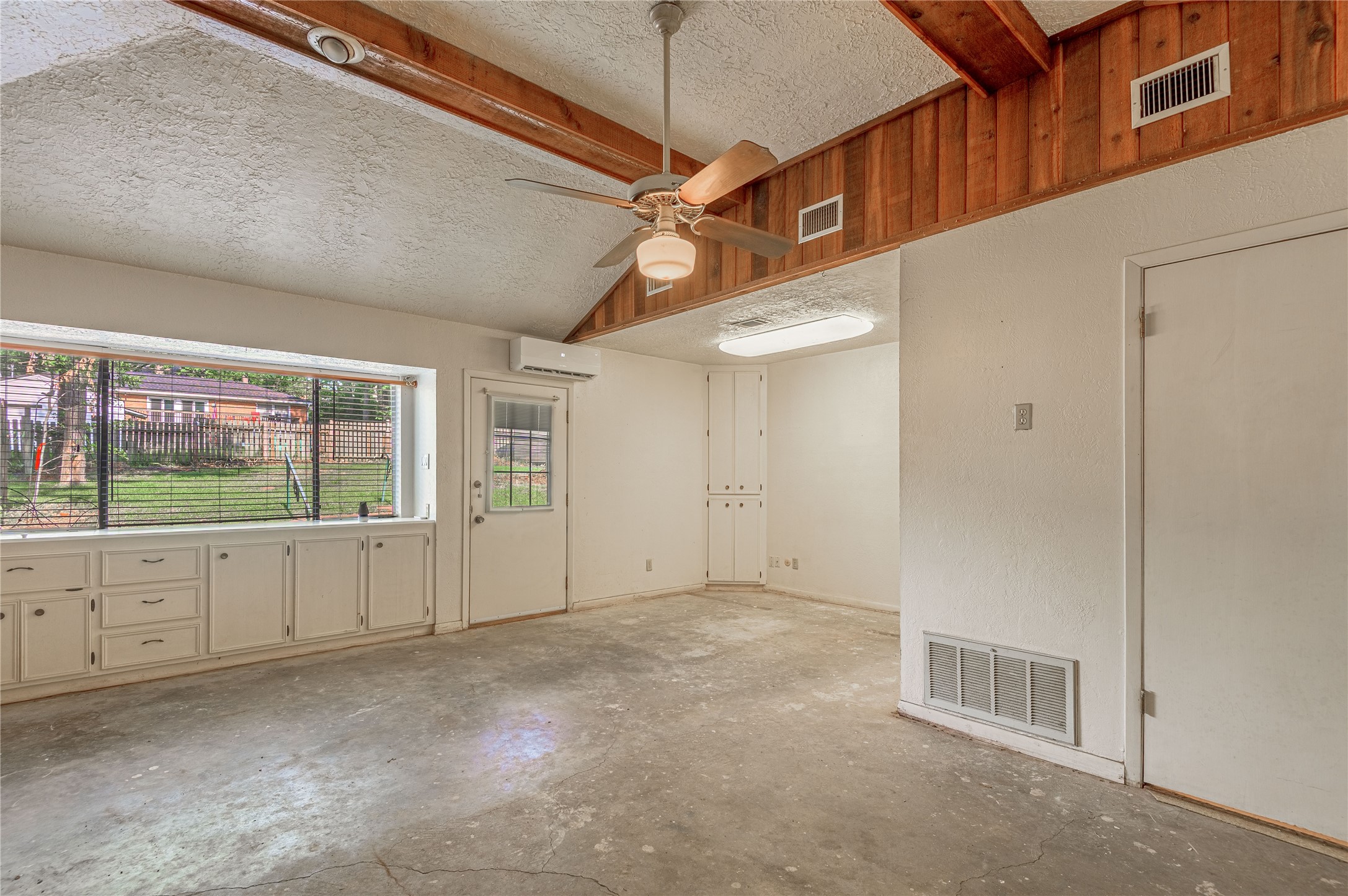 2001 Ave Q Huntsville, TX 77340 - Photo 11 of 18 a view of an empty room with a window