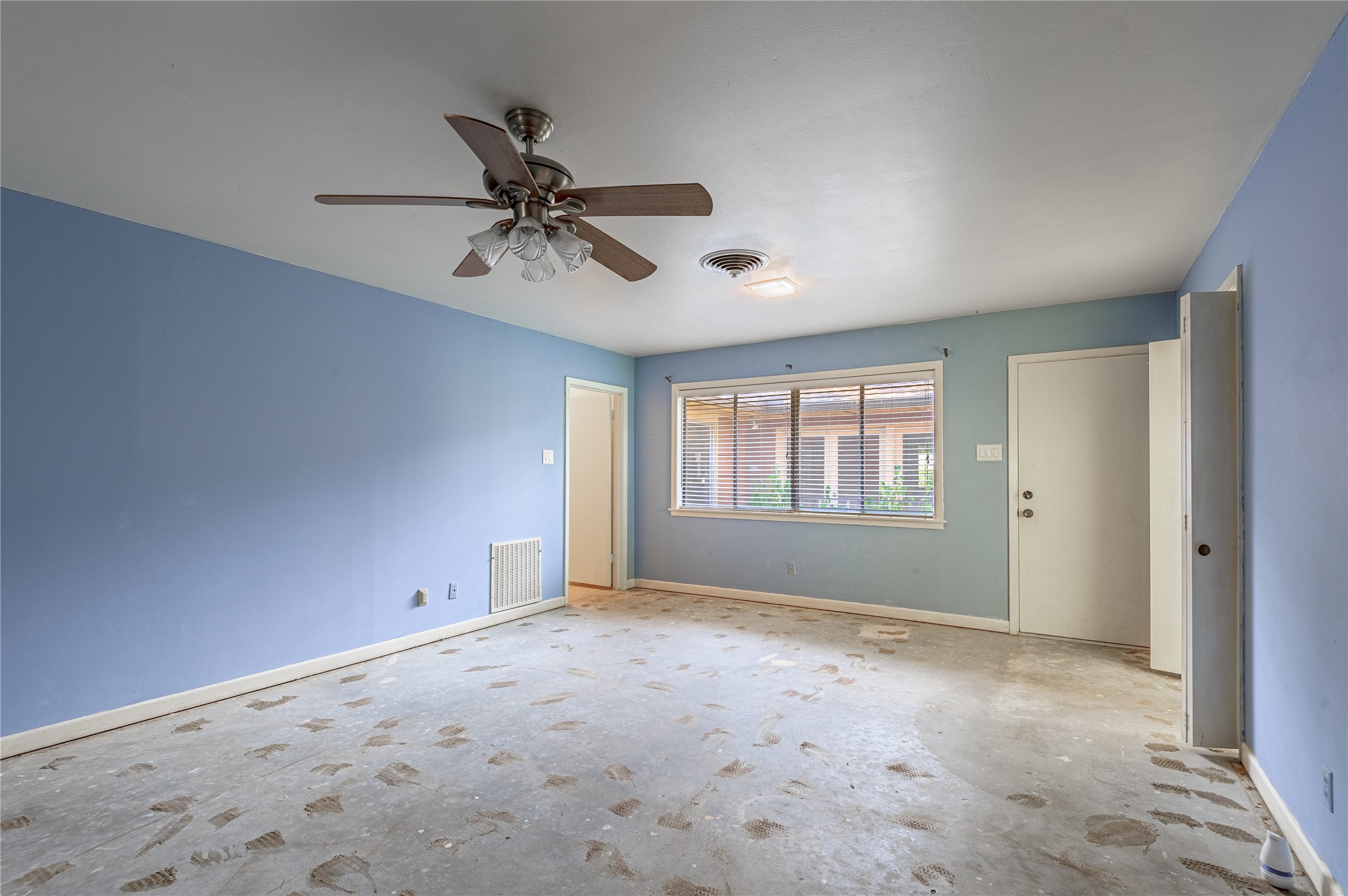 2001 Ave Q Huntsville, TX 77340 - Photo 13 of 18 a view of an empty room with a window