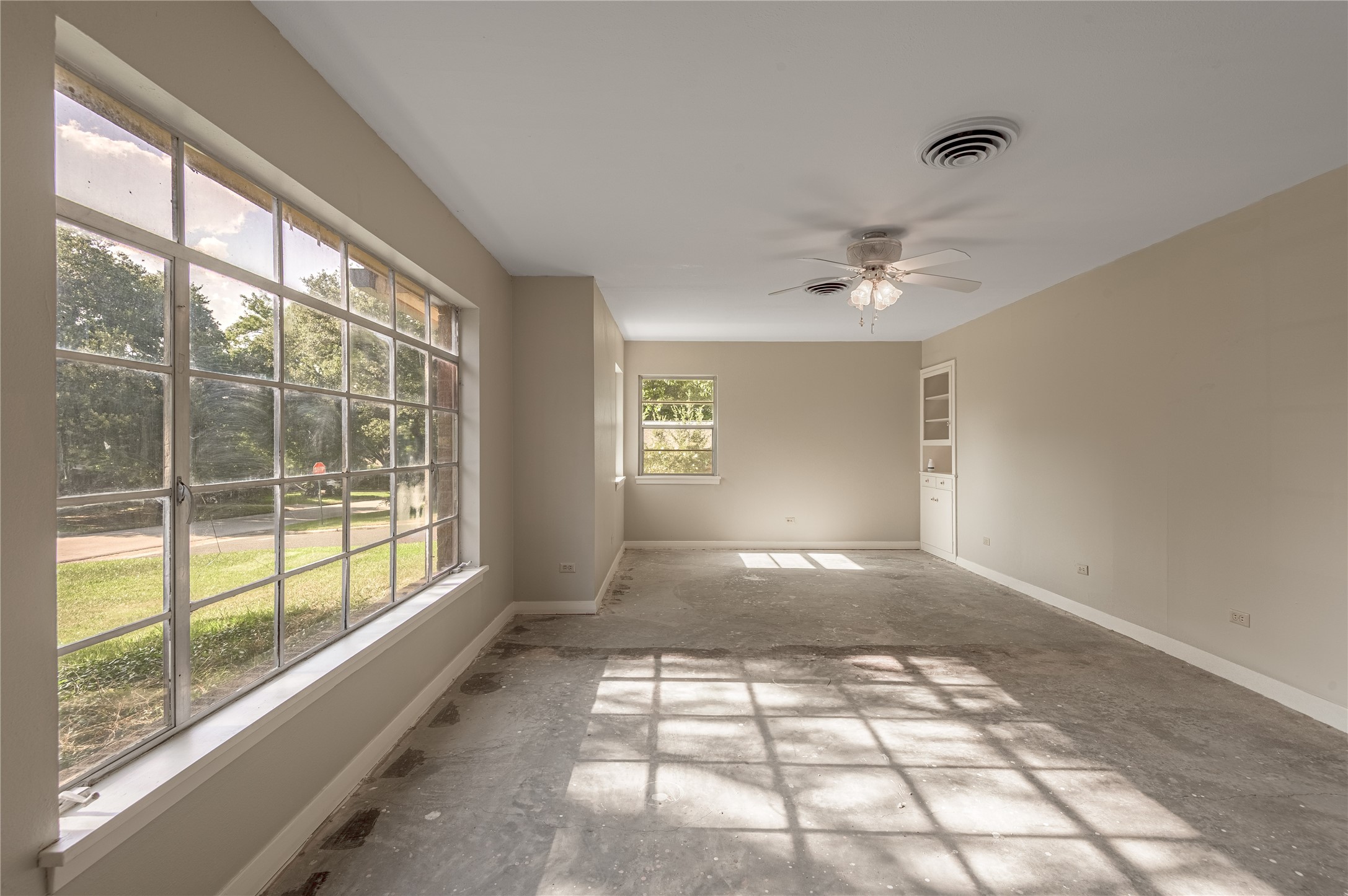 2001 Ave Q Huntsville, TX 77340 - Photo 3 of 18 a view of an empty room and window