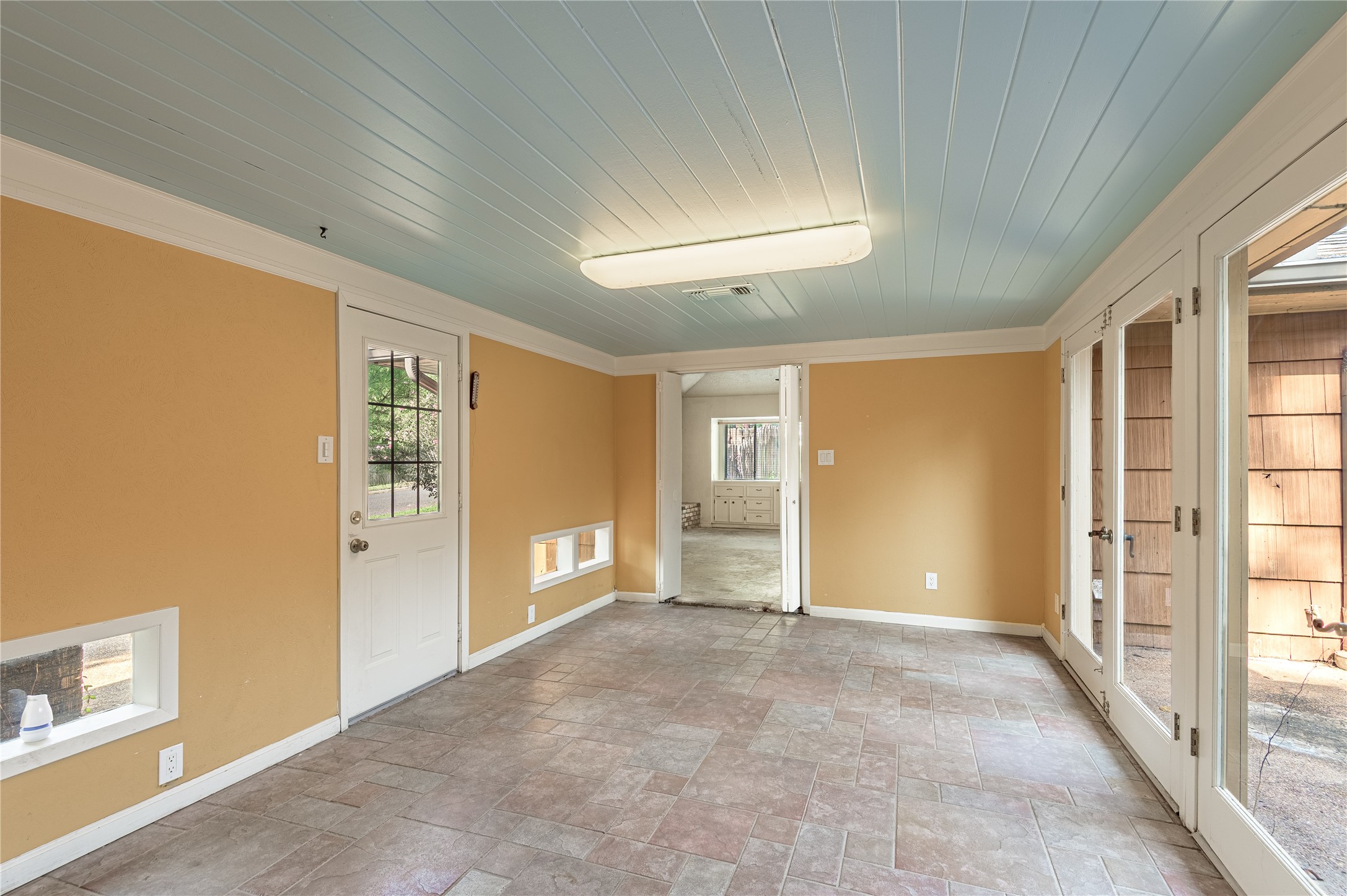 2001 Ave Q Huntsville, TX 77340 - Photo 7 of 18 a view of entryway with front door