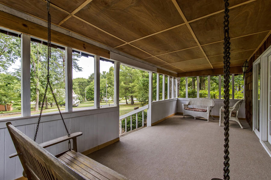 02_RedCloudRoad_820_FrontPorch01
