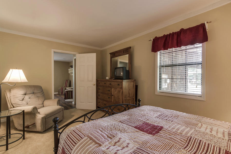820 Red Cloud Road Ten Mile, TN 37880 - Photo 21 of 40 21_RedCloudRoad_820_MasterBedroom02