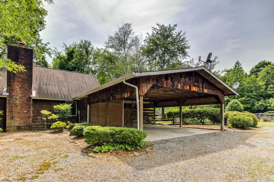 820 Red Cloud Road Ten Mile, TN 37880 - Photo 34 of 40 34_RedCloudRoad_820_Carport02