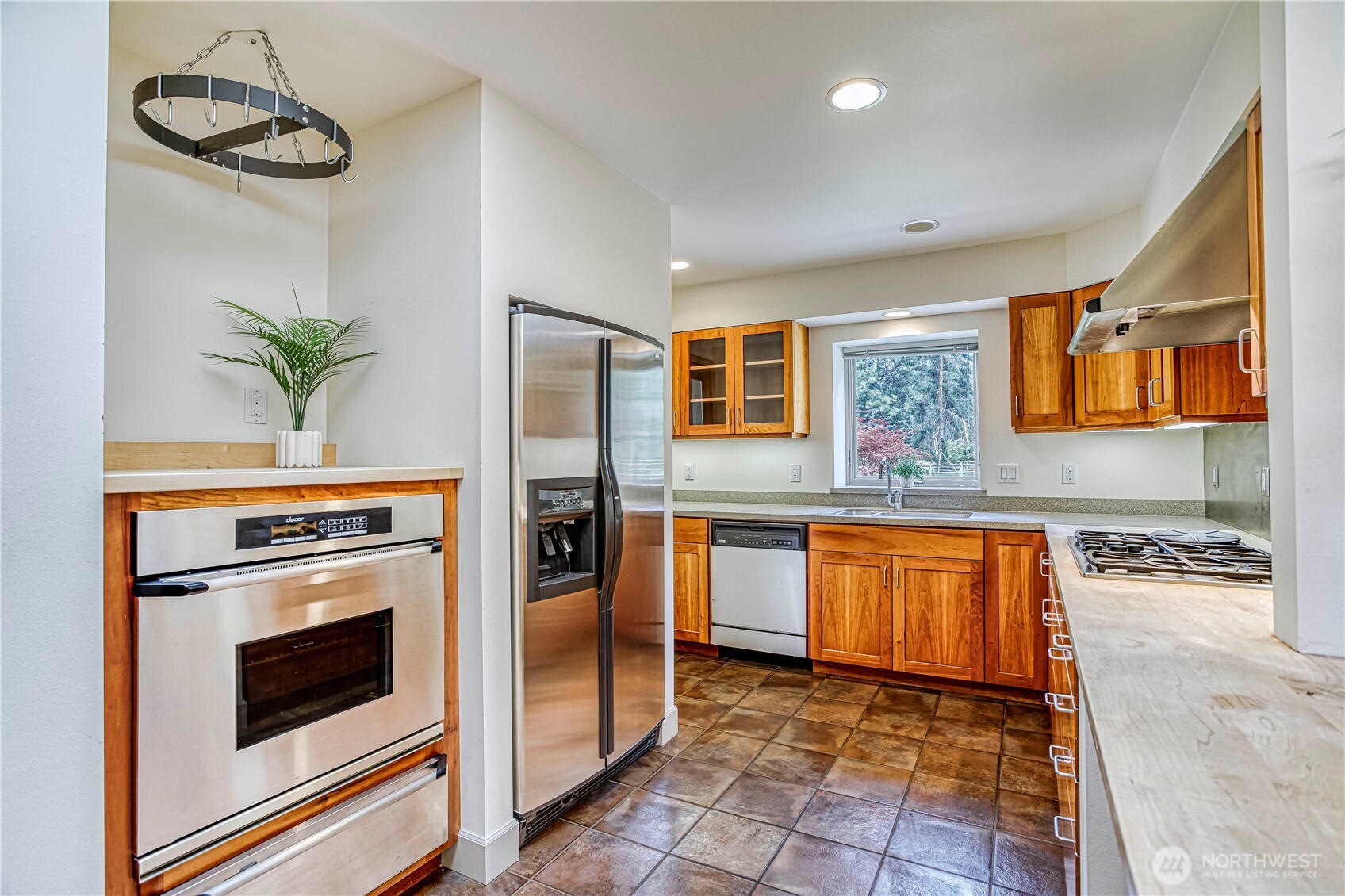 7580 Icicle Road Leavenworth, WA 98826 - Photo 11 of 38 a kitchen with stainless steel appliances granite countertop a refrigerator a stove and a sink