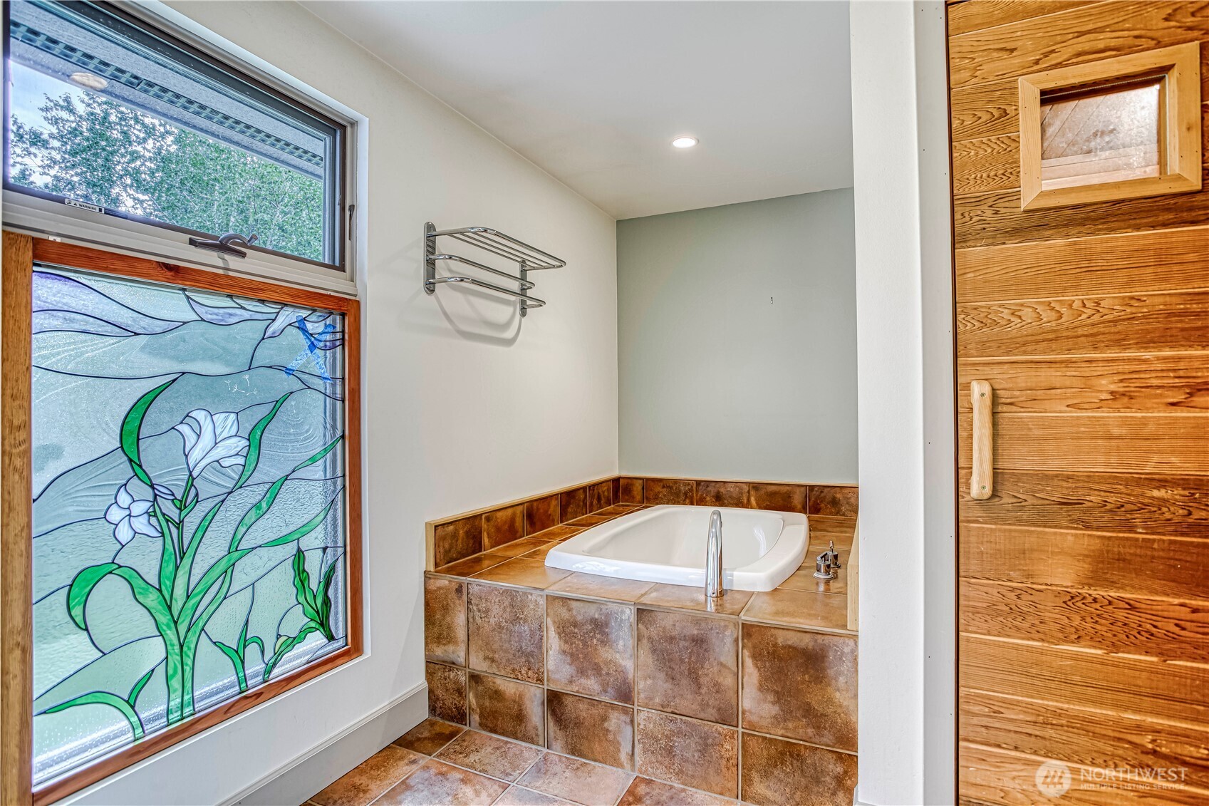 7580 Icicle Road Leavenworth, WA 98826 - Photo 19 of 38 a bathroom with a tub