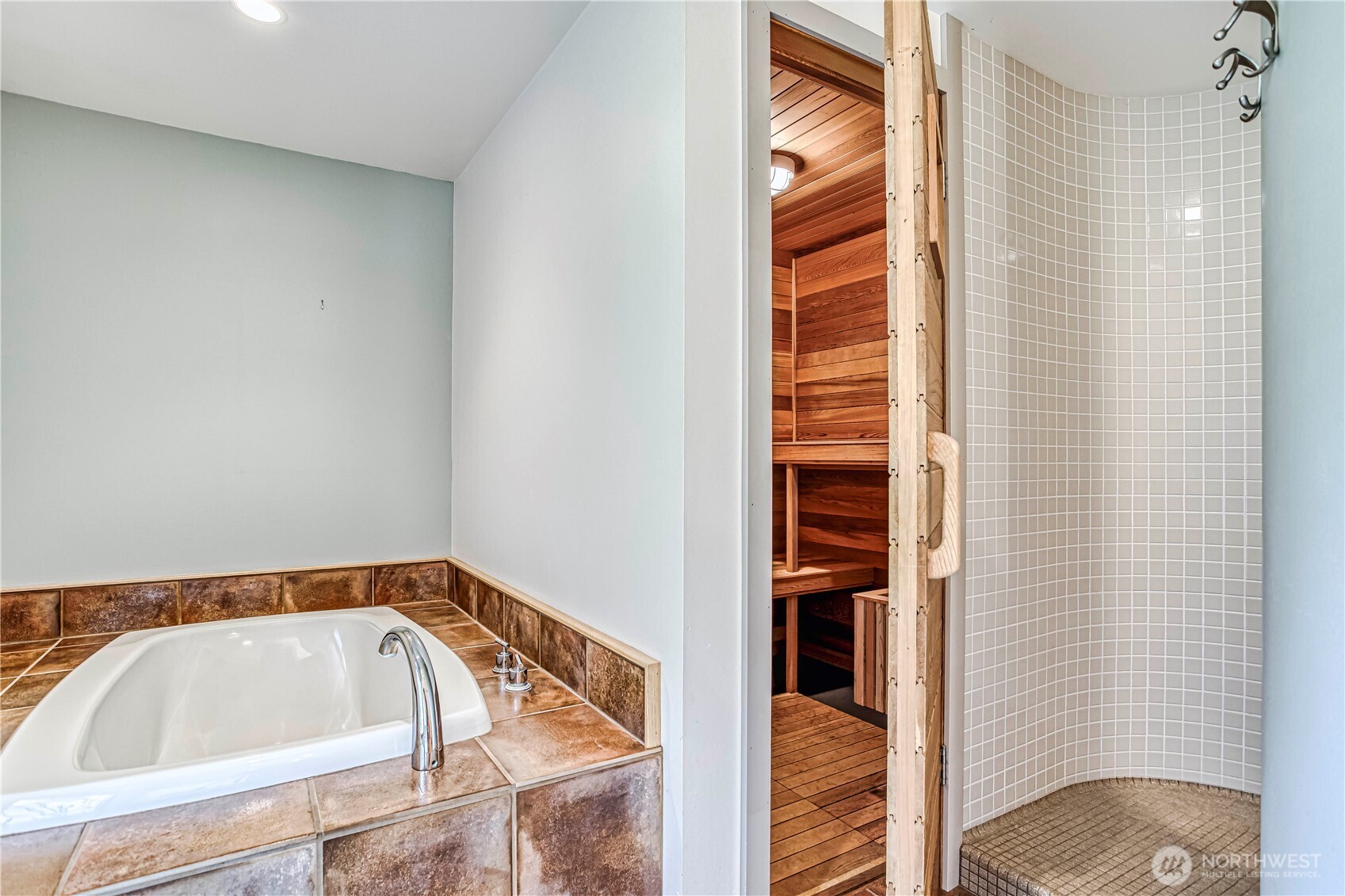 7580 Icicle Road Leavenworth, WA 98826 - Photo 20 of 38 a bathroom with a tub