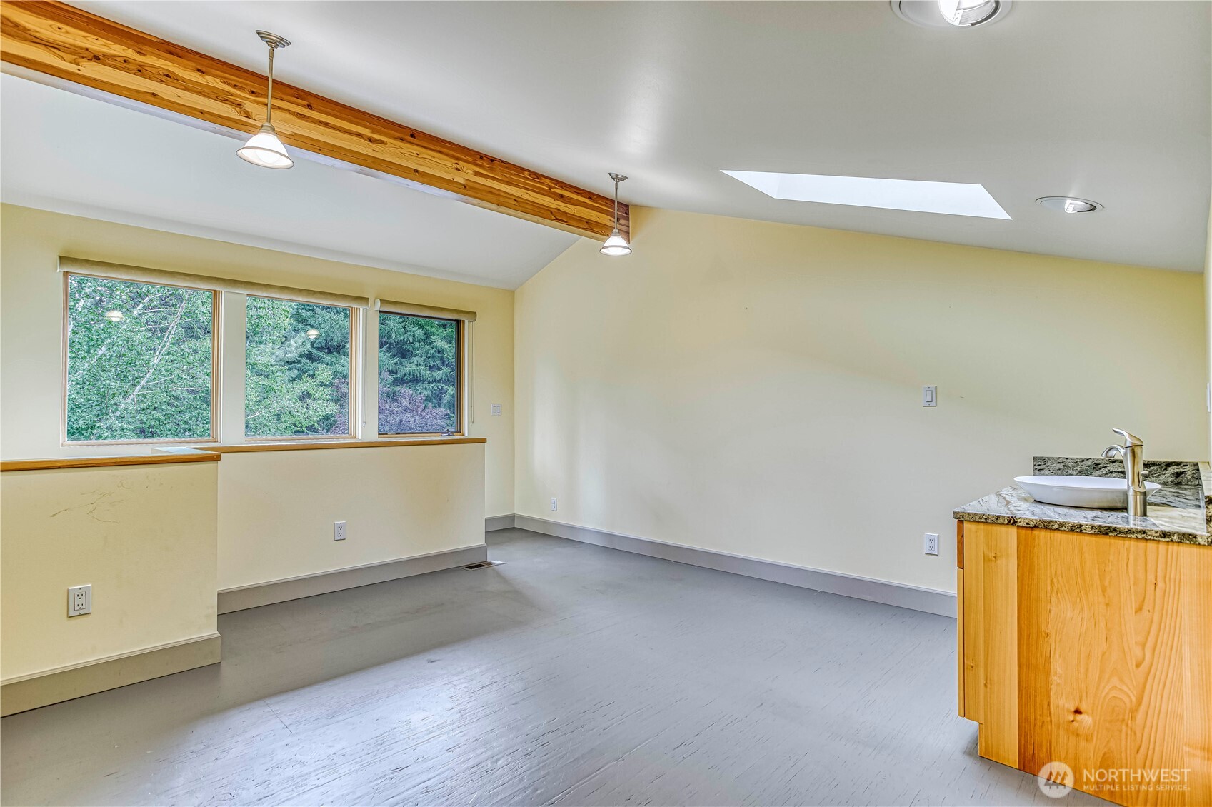 7580 Icicle Road Leavenworth, WA 98826 - Photo 27 of 38 an empty room with a window