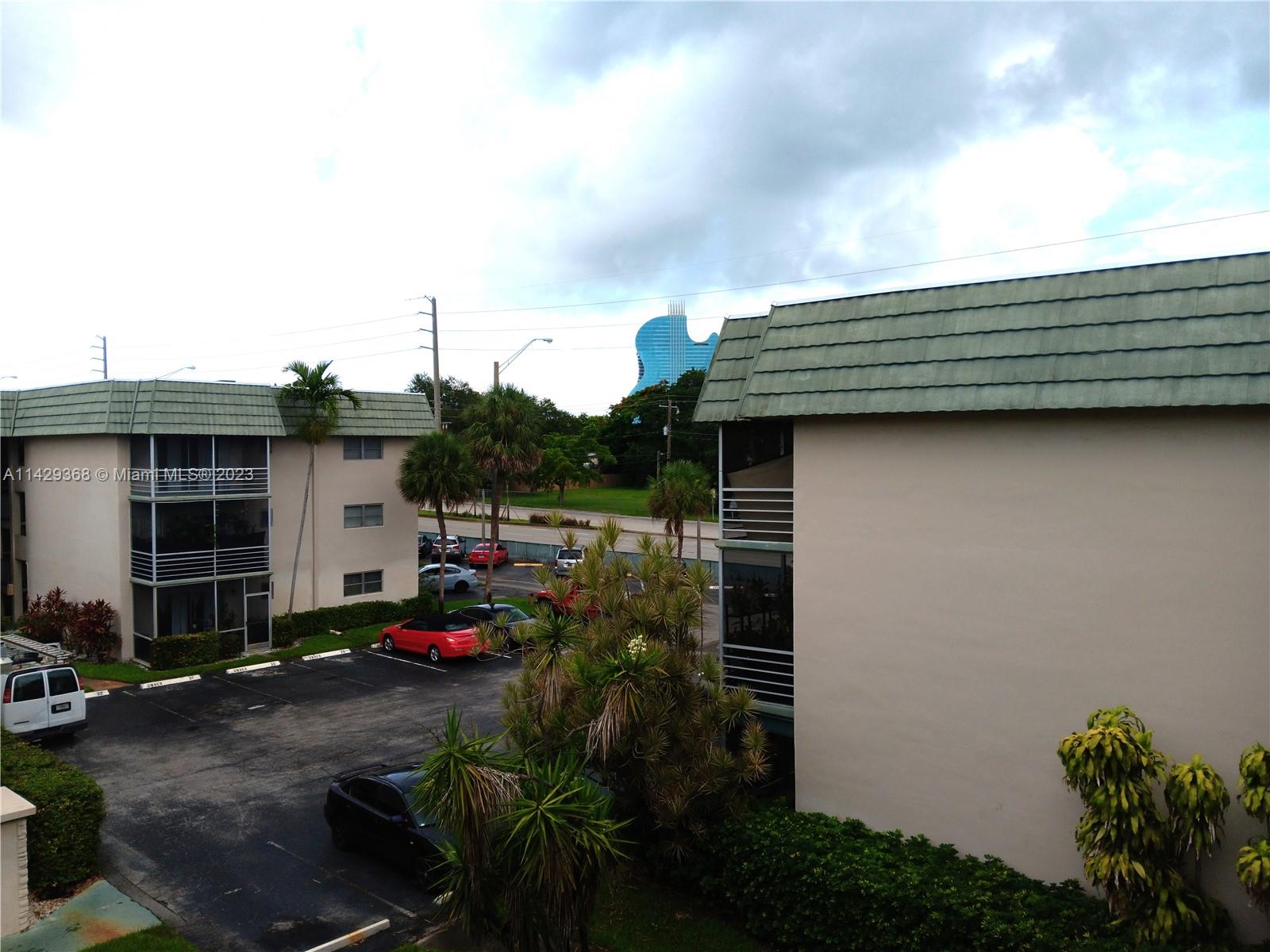 5790 Stirling Road, Unit 311 Hollywood, FL 33021 - Photo 31 of 36 a backyard of a house with seating space