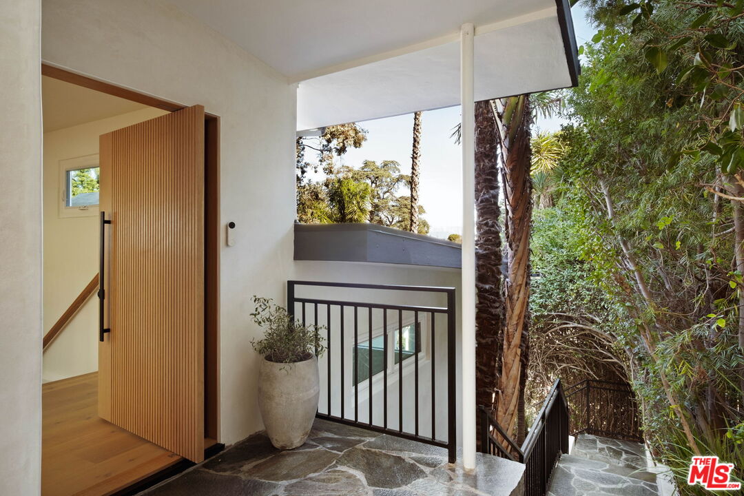 4041 Davana Road Sherman Oaks, CA 91423 - Photo 3 of 35